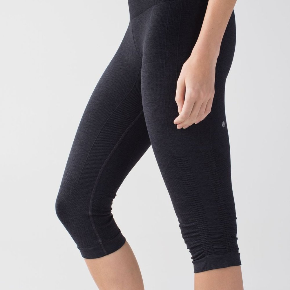 🍋Lululemon in the flow crop black/dark grey size 4